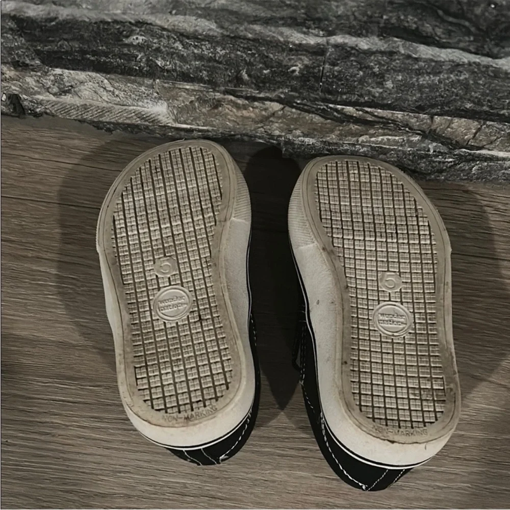Wonder Nation Black and White Slip-On Sneakers Size 5‎